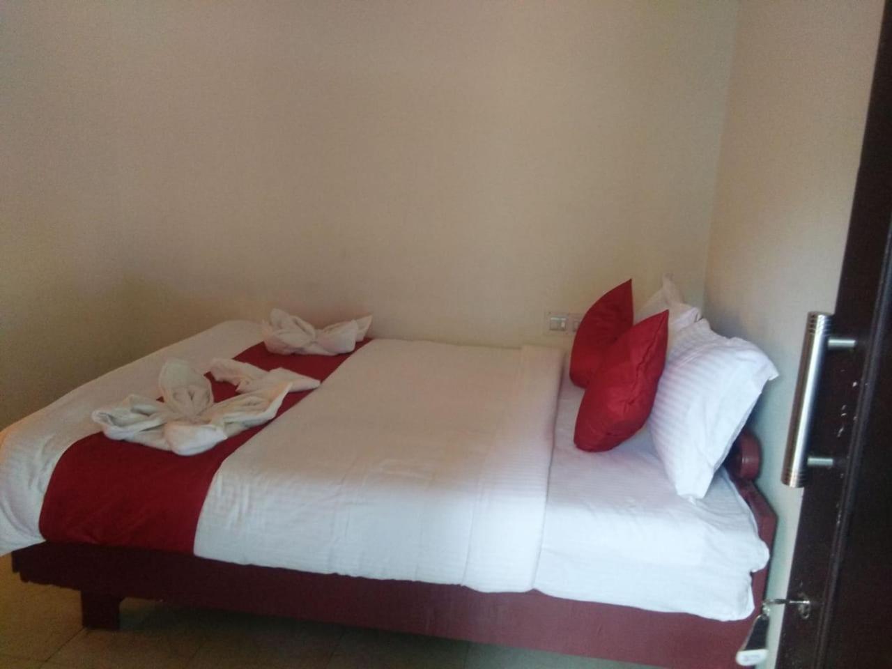 Bed and Breakfast Holly Hock Муннар Экстерьер фото